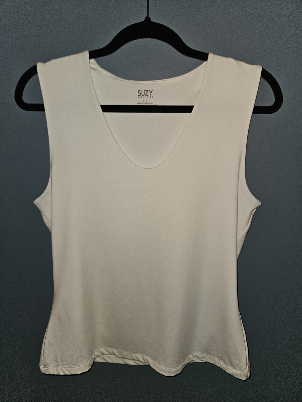 Suzy Shier White V-Neck Sleeveless Tank Top